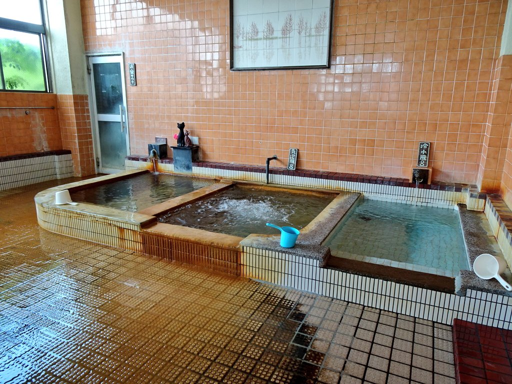 ELEFAN06's tweet photo. 鹿児島市の「坂元温泉」。公衆浴場は2階にある。浴槽は3つに分かれており､左側は源泉浴槽で45℃。中央は気泡風呂で41℃。右側は水風呂。薄淡茶褐色微濁で弱土類味がある。奥の扉の中は源泉ミストサウナ。源泉かけ流しで湯気充満。扉の下から出てくる湯が超熱い😆。床に付着した析出物もイイ感じ。 https://t.co/wwPmD18sJz
