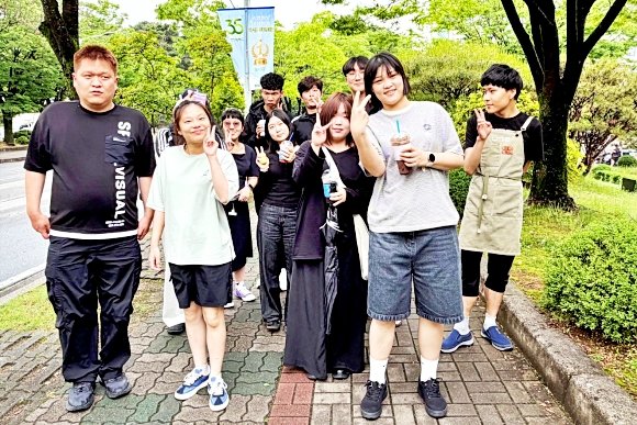 kt114's tweet photo. 사회복지 영역을 취재하다보면 수많은 거대 담론과 수억 원짜리 행정 프로젝트를 마주합니다. 하지만 세상을 바꾸는 건 언제나 이처럼 작은 '접촉면'에서 시작됩니다.  자세한 기사 보실까요. https://t.co/vtnW7SIA9d

#논산시 #사회복지 #건양대학교 #특수교육과 #발그래일터 #장애인인식개선 https://t.co/aDKkmAbG9y