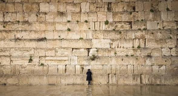 System_12398's tweet photo. "הֲרֵי אַתּ מְקֻדֶּשֶׁת לִי, מוֹלֶדֶת,
כְּדַת מֹשֶׁה וְיִשׂרָאֵל.
שִׁפחָה שַׁחָה, כּוֹרַעַת וְאוֹבֶדֶת,
אֲנִי לָך בַּעַל וְגוֹאֵל.
...
וְלִקרָאתֵך מַלכָּה, לִבִּי חָרַד עֵת
תִּפאַרתֵּך פִּי יְמַלֵּל.
הֲרֵי אַתּ מְקֻּדֶּשֶׁת לִי, מוֹלֶדֶת,
כְּדַת מֹשֶה וְיִשׂרָאֵל!"
~יאיר שטרן https://t.co/BvEqsIA2W2