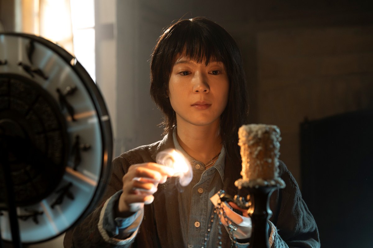 fashionjp's tweet photo. 【INTERVIEW】本日6/5公開の映画『Never After Dark／ネバーアフターダーク』主演 #穂志もえか さんが明かす、”霊媒師・愛里”衣装の裏側。
🔗https://t.co/cfCSPERoBC

——ディティールのあちこちに想いを感じられて『この役のことを考えているのは私だけじゃない』と存分に実感できました

#NeverAfterDark @N_after_D_film