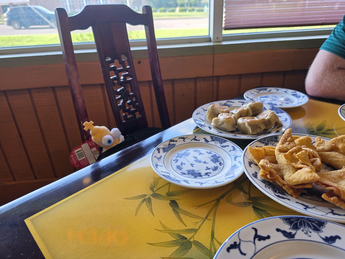 Gryphy18's tweet photo. He's going to steal our food... https://t.co/Jq84V4pIou
