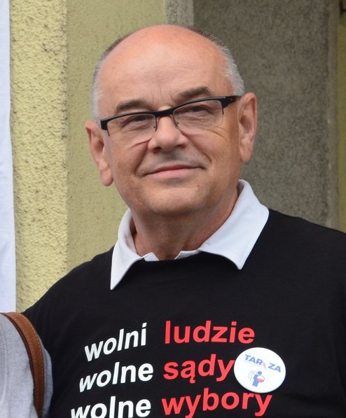 amazgula's tweet photo. Prezydent podlega ochronie prawnej, ale nie przed prawdą.
To jak nazywać Karola Nawrockiego, który nie dość, że nie wiadomo, czy został wybrany, niezgodnie z prawem powołany, to jeszcze pełni funkcję górującą nad jego intelektem i życiorysem?
Co jeśli obowiązuje ochrona jego czci, której nie ma?
Co zrobić, gdy zwykle obraźliwe określenia niosą jednak prawdę o nim i historii jego życia?
Nowa, wroga Polsce kancelaria obłąkanych powinna wydać specjalne wytyczne, jak mamy się do tego oszusta zwracać.
Może idąc tropem „Wielkiego Bu”, będziemy nazywać go „Wielki Na” albo „Czci niegodny Ka”?
Może zwyczajnie:
Panie kibolu, niedouczony historyczny mataczu, kłamco, oszuście, dziwkarzu i obrońco niszczycieli konstytucji oraz złodziei z PiS, Nawrocki, ps. Batyr.
Zobaczcie, jak zwraca się do Polaków:
Wybrali mnie Polki i Polacy z największym poparciem, mam najsilniejszy mandat, więc mi się władza należy. Tylko ja jestem przedstawicielem Polaków i oni wiedzą, co ja dla Polski pięknego dokonam i co chcę teraz powiedzieć, aby Polki i Polacy byli dumni ze swojego wyboru, mnie polskiego patrioty, natchnionego Duchem Świętym wielkiego Polaka patriotę.
A co konkretnie, to powie czcigodny i największy Polak od Chrobrego, najmądrzejszy na świecie ojciec rodziny z kotem, wielki wielbiciel Stalina i Orbána, Jarosław Kaczyński ps. Kurdupel z łupieżem. Jeśli go nie ma, to powie Wam matacz Bogucki, syn tego od śmieci i od milionów na szpital, który nie miał ani jednego pacjenta.
Na koniec jego wytycznych znowu występuje obrońca bezprawia i chaosu w Polsce:
No, tak ma być! Bo wyciskam 150 na klatę. Bo reprezentuję „prawdziwych Polaków i katolików”. „Po pierwsze Polska, po pierwsze Polacy” – jako poddani mojego majestatu wielkości. A jeśli nie chcecie wykonywać moich poleceń, to wetuję, bo wszyscy muszą wiedzieć, kto tu jest najważniejszy.
Znając prawdę, już na drugi dzień po wyborach jego obóz ogłosił, że będzie ścigał każdego, kto zagłębi się w niechlubny życiorys Batyra. Jak można walczyć z prawdą? Myślałem, że to żart, ale jego wzorzec hejtera, Matecki, codziennie zawiadamia prokuraturę, że ktoś bezczelnie pamięta, skąd przyszedł Nawrocki. Wszyscy znają fakty i nie da się żyć w prawdzie i uporczywie milczeć.
Staram się być myślącym Polakiem i wierzcie mi, nie chciałem tego kabaretu żenady w naszej ojczyźnie; ciągle i wcale nie jest mi do śmiechu. Dlatego każda prawna droga do usunięcia go z urzędu jest w interesie Polski.
Adam Mazguła
#PrawdąWOczy #WPoczuciuOdpowiedzialności #TarczaWolnościSłowa #BronimyKonstytucji #ŻołnierzGorszegoSortu