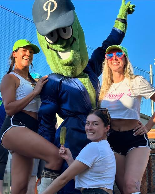 signumitch's tweet photo. SERIOUS QUESTION - 

West Coast League summerball intern daughter?

Or 10 Day contract with the Dub Sea Fish Sticks son?

#nwc #wcl #pil https://t.co/VFSxn5Awa2