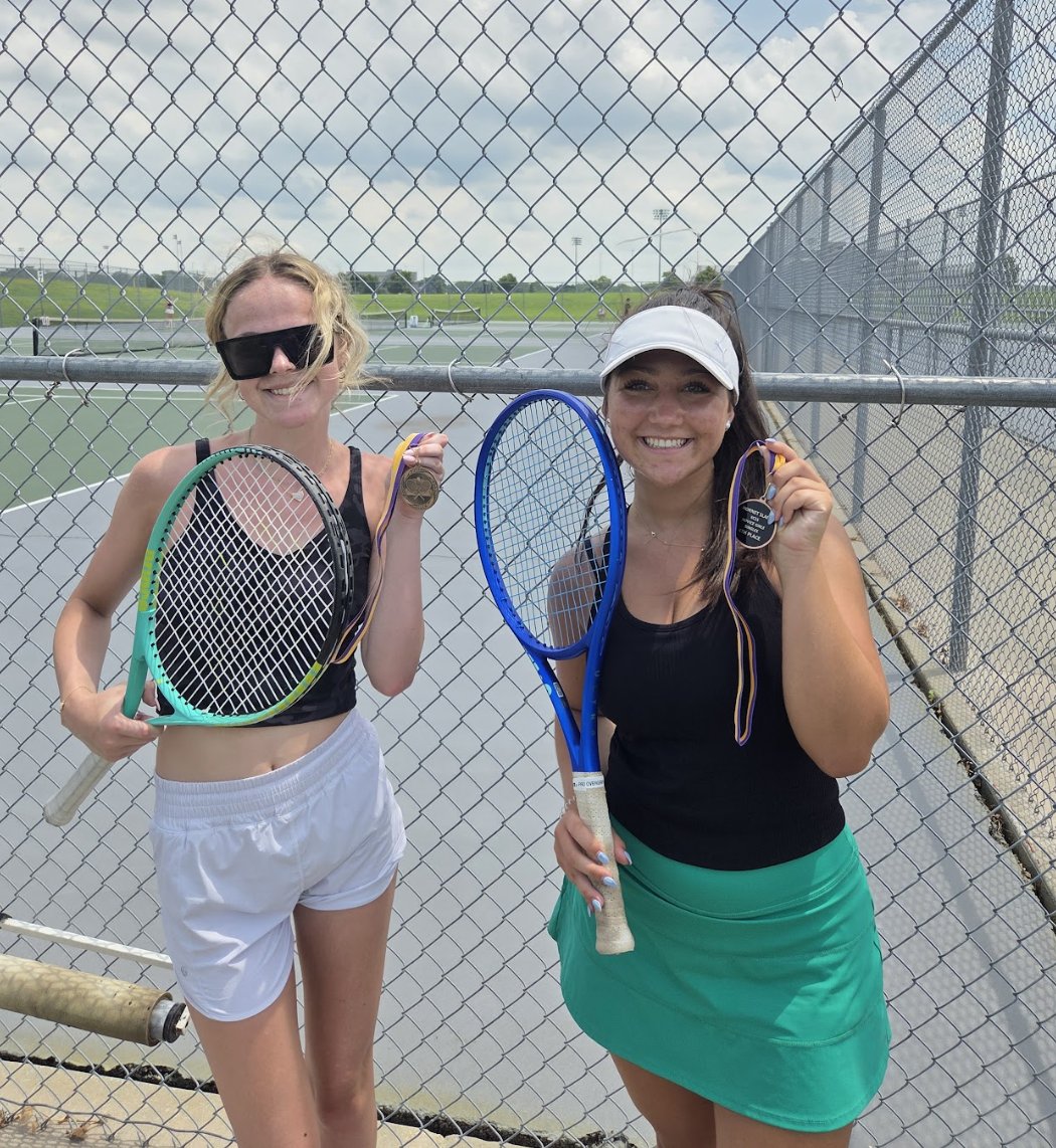 KCSummerSlam's tweet photo. Novice Girls Singles - Hornet Slam
DIVISION MEDALISTS
🥇Marlee Gooder (Park Hill)
🥈Lydia Schreiner (PH South)
🥉Amelia French (Liberty North)
🏅Angelina Totta (PH South)
... great day of tennis on the courts ladies!!! https://t.co/V3Q3RreGAx