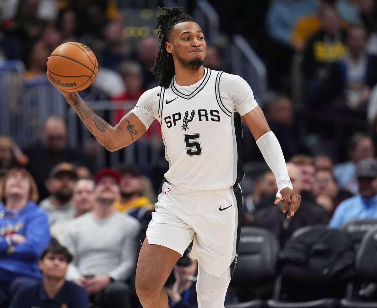 RocketPickz's tweet photo. NBA FINALS GAME 2 PLAY OF THE DAY🏀

Stephon Castle O 11.5 Rebs + Asts
(+100 FD | 1u)
#PorVida

Running this right back after a brutal hook in game 1.

14 potential assists last game but only converted on 3 of them.

San Antonio should knock down more of those shots in Game 2 (Wemby Specifically) if they want to make this a series and not go into New York down 0-2.

Also rebounded extremely well and liked the overall RA chances (25 of them), just banking on some positive regression and now we get it at +Money.

❤️ if tailing.                                                          

#NBA #GamblingX #NBABets #PrizePicks