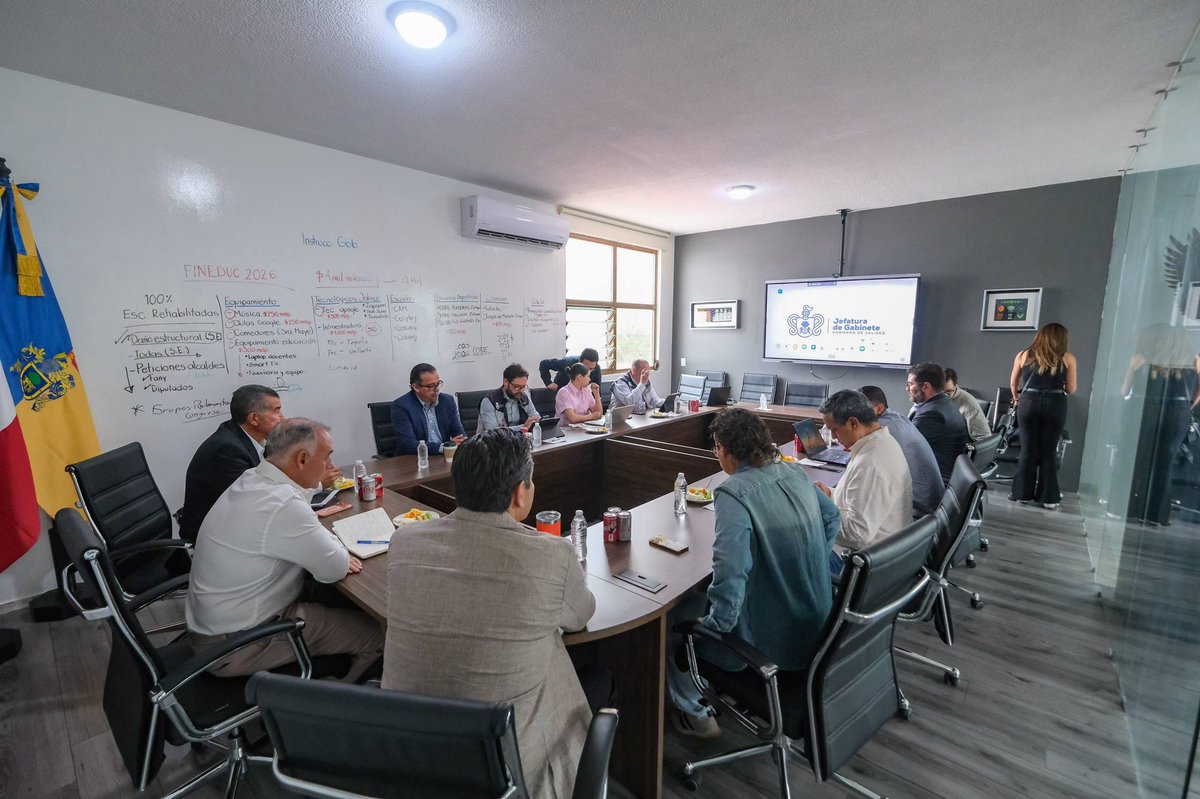 AlbertoEsquerG's tweet photo. Avanzamos con paso firme en los grandes proyectos de Jalisco, revisando la agenda en materia de desarrollo económico, infraestructura y turismo, trabajando de manera transversal para cuidar cada detalle. 

Tenemos claro el rumbo que debemos tomar en los próximos meses y años en estos rubros, siempre procurando que las implementación de políticas públicas beneficien el desarrollo de las familias jaliscienses.