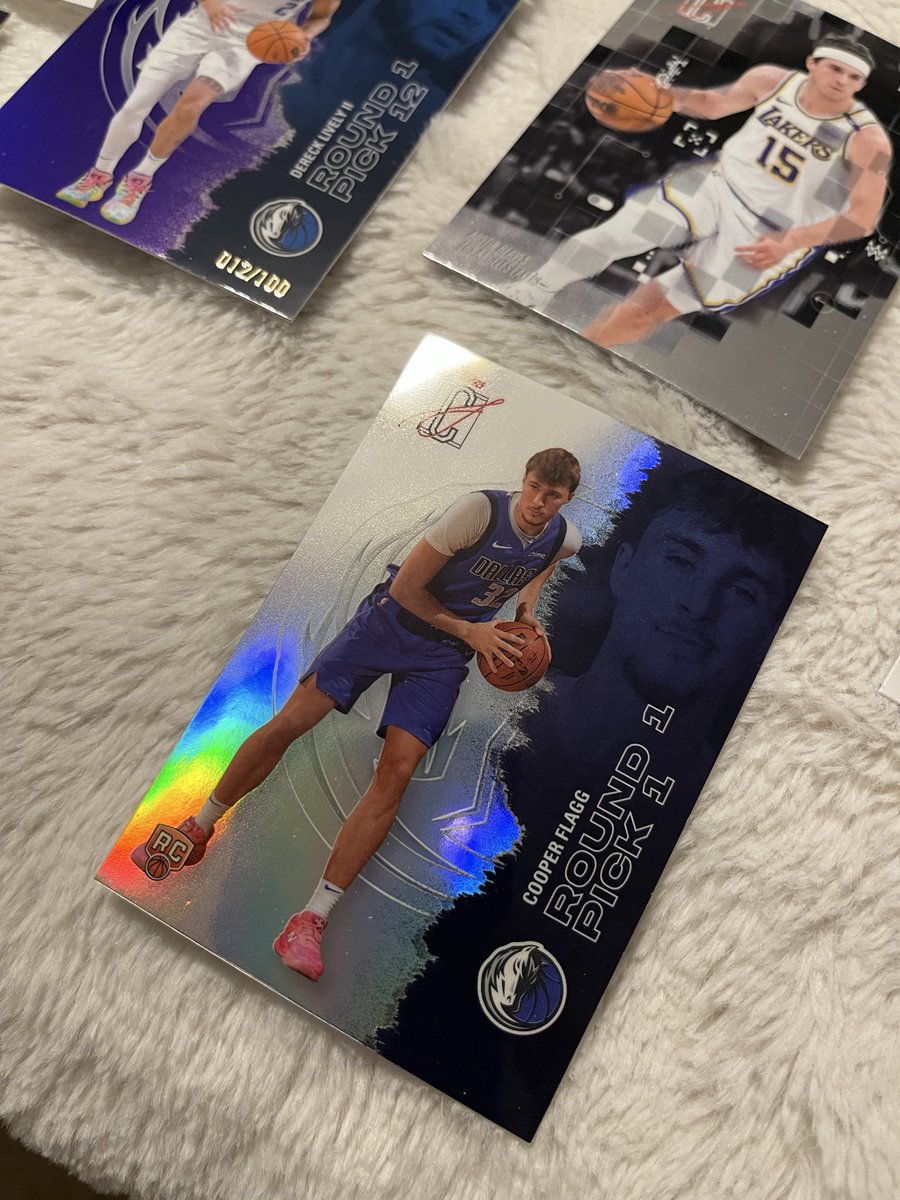 chrisbsmith22's tweet photo. @Topps hey guys I literally just opened this and there’s a pin point by CF right foot is there a way to send this back? https://t.co/STkEa7eaJU