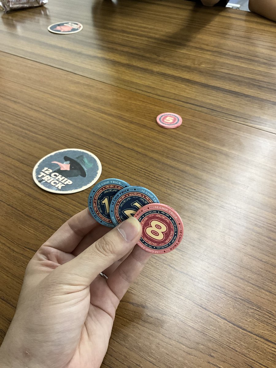 uyuu_sensei's tweet photo. ほぼ1カ月ぶりのリアルボードゲームは「12 Chip Trick」。1〜12までのチップを使ったトリテ。トリックを取ると、1枚を選んで得点化、他の人は残ったチップから選んで手札に戻す、ということを続けて、最多得点の人が勝ち。ただ、21点を超えると脱落です。#ボードゲーム #12chiptrick https://t.co/nQRrjIQmnC