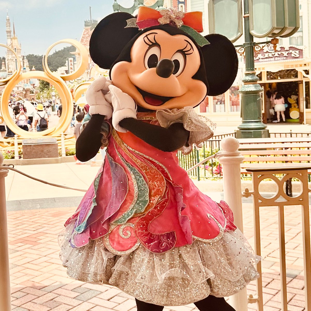 casey_corner's tweet photo. The Hong Kong Disneyland 20th Anniversary is set to close this weekend.

It was a lavish and fun-filled event that perfectly symbolized the rapidly growing HKDL. While missing Mickey &amp; Friends in the dazzling outfits, I look forward to seeing the resort reaches another level. https://t.co/JnJbHfMNJS