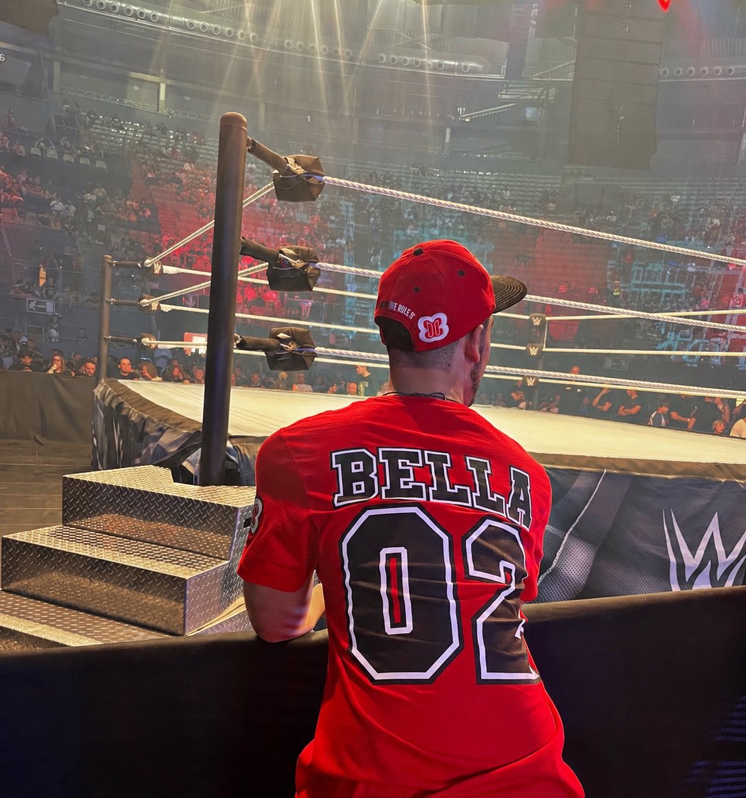 IAmGio8's tweet photo. #WWEMadrid 🇪🇸 🥊 https://t.co/WiSaMlzGrA
