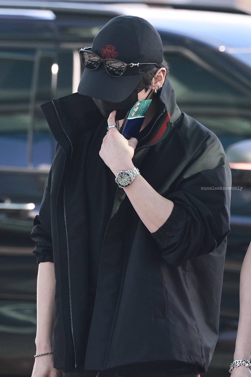 hanttps's tweet photo. holy f…… lee know owns a rolex? 🤯😲

#LEEKNOW #리노 https://t.co/nUakn9JI9w