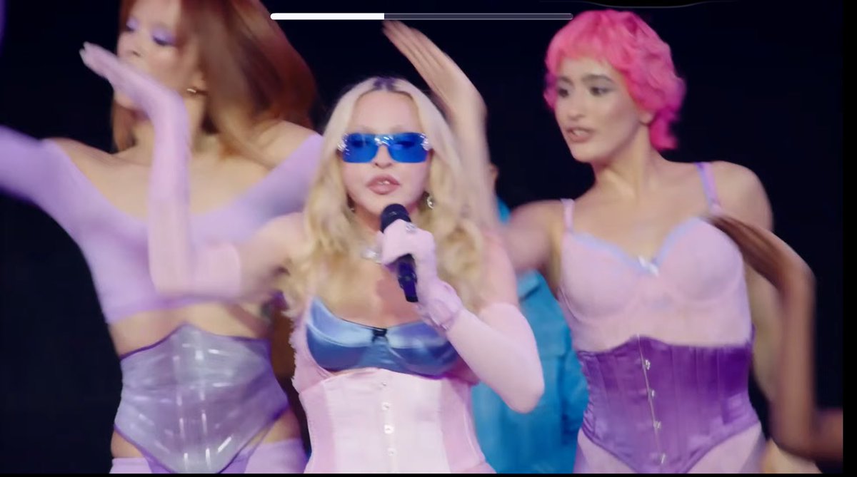 scico72's tweet photo. Comunque quando e’ iniziata “ Hung up” non ce n’è per nessuno! E’ qualcosa di spettacolare!#Madonna #Timesquare #Hungup https://t.co/h97UAWfxyP