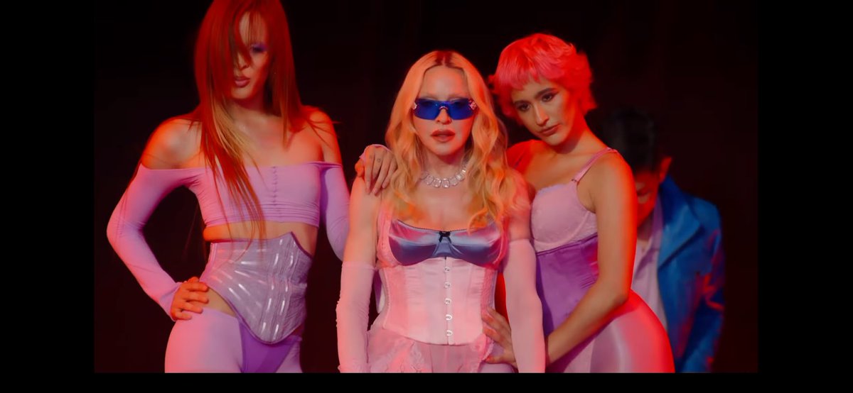 scico72's tweet photo. Comunque quando e’ iniziata “ Hung up” non ce n’è per nessuno! E’ qualcosa di spettacolare!#Madonna #Timesquare #Hungup https://t.co/h97UAWfxyP
