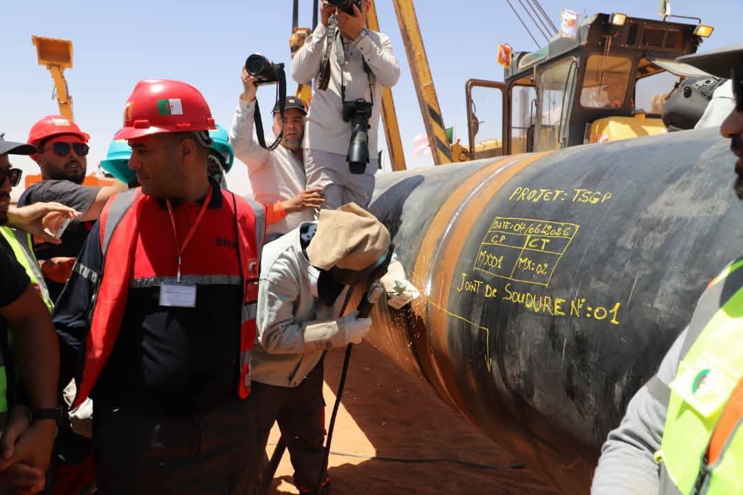 aboubacarybarma's tweet photo. #Algérie🇩🇿 #Niger 🇳🇪 #Nigeria🇳🇬 #TSPG
L’Algérie a officiellement procédé, ce jeudi 04 juin à N'Guezzam dans la wilaya d'#Adrar, au lancement des travaux du #gazoduc_transsaharien reliant le Nigeria à l’Algérie via le Niger (#TSPG). https://t.co/N3VKw5vGzP