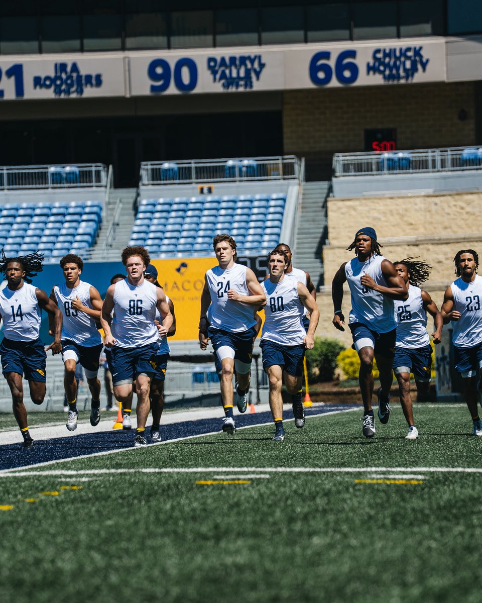 WVUfootball's tweet photo. Work mode 🔒 https://t.co/IaXR7QZTvq