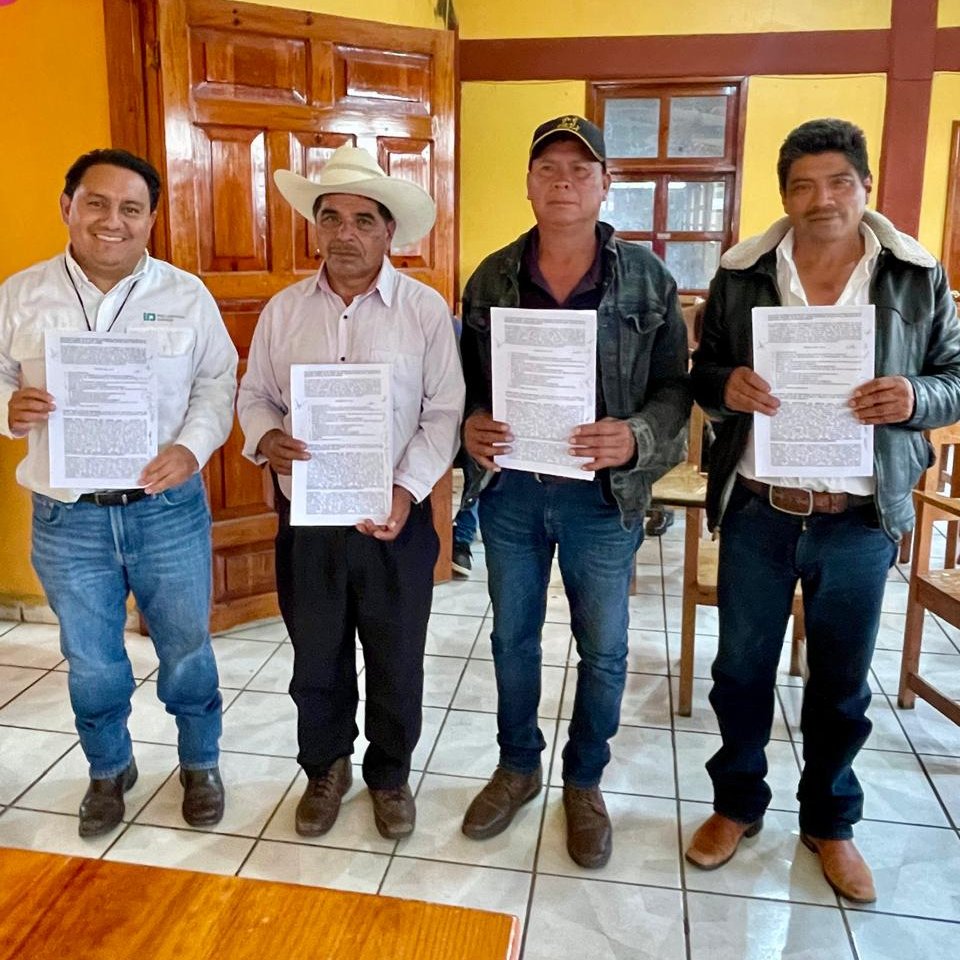PAgraria's tweet photo. 📍 #Chiapas  

En el ejido Lázaro Cárdenas, municipio de Huixtán, se llevó a cabo conciliación agraria entre los diferentes barrios que integran el núcleo, logrando la solución del conflicto. 🤝🌱

 #SoluciónDeConflictos #OrganizaciónAgraria #JusticiaAgraria https://t.co/4Np5v8ksXo