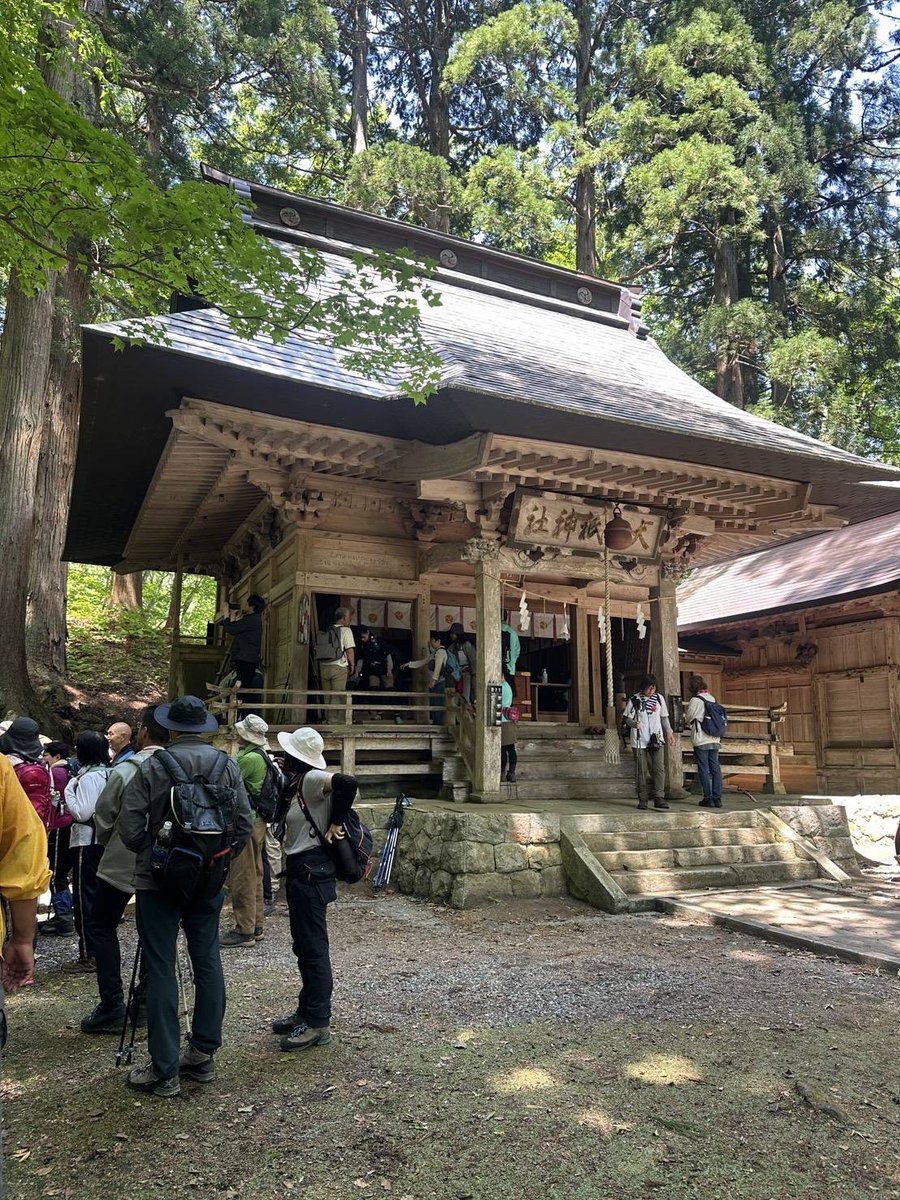 kitakata_fd's tweet photo. 令和8年5月16日(土)西会津町野沢の大山祇神社参道にて「心と身体の健康ウォークin大山」が行われました。
参加者の安全確保のために、消防職員とアンビュランスサポート隊3名が随行しました。
参加者の体調不良なども無く、無事にお参りすることができました。 https://t.co/08YVB6Un5N