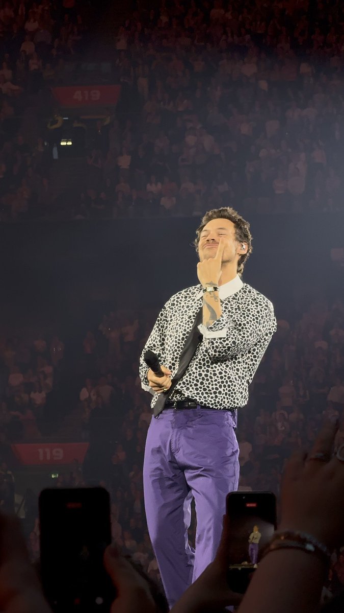 bohstogether's tweet photo. Harry Styles on stage at Johan Cruijff Arena in Amsterdam, Netherlands (via @cinemasideboob) - June 4 https://t.co/HJT3MqWoBf