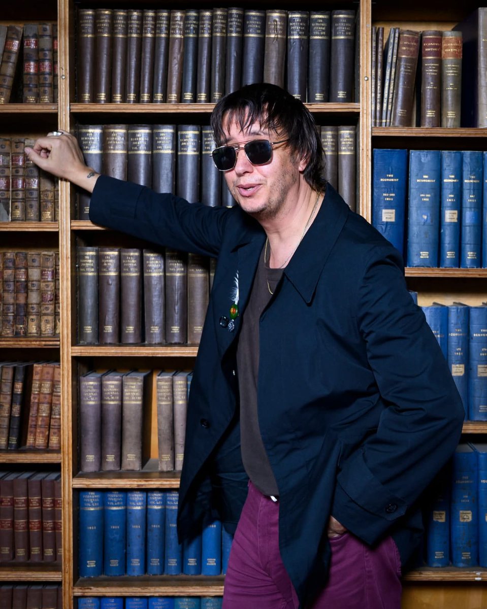 casablancasfcbr's tweet photo. 📸 YASSIFICARAM O DR OCTOPUS! Julian Casablancas já ia soltando a franga e NÃO parou quando viu a câmera e foi visto servindo níveis negativos de cunt na Oxford Union. Você tá um fofinho, mas da próxima vez, procura referências melhores de pose no Pinterest, Ju!

©️theoxfordunion https://t.co/f8NaXLadLb
