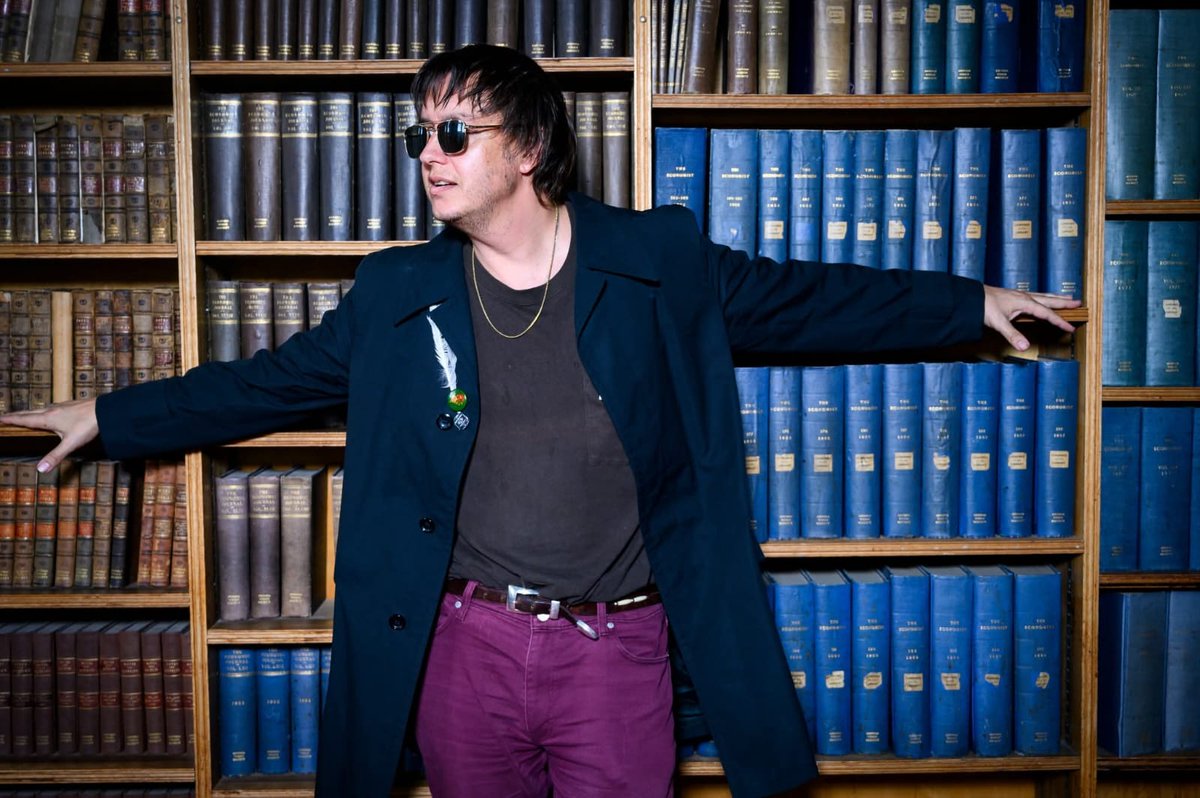 casablancasfcbr's tweet photo. 📸 YASSIFICARAM O DR OCTOPUS! Julian Casablancas já ia soltando a franga e NÃO parou quando viu a câmera e foi visto servindo níveis negativos de cunt na Oxford Union. Você tá um fofinho, mas da próxima vez, procura referências melhores de pose no Pinterest, Ju!

©️theoxfordunion https://t.co/f8NaXLadLb