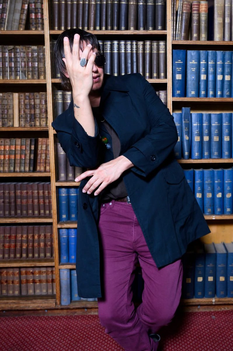 casablancasfcbr's tweet photo. 📸 YASSIFICARAM O DR OCTOPUS! Julian Casablancas já ia soltando a franga e NÃO parou quando viu a câmera e foi visto servindo níveis negativos de cunt na Oxford Union. Você tá um fofinho, mas da próxima vez, procura referências melhores de pose no Pinterest, Ju!

©️theoxfordunion https://t.co/f8NaXLadLb