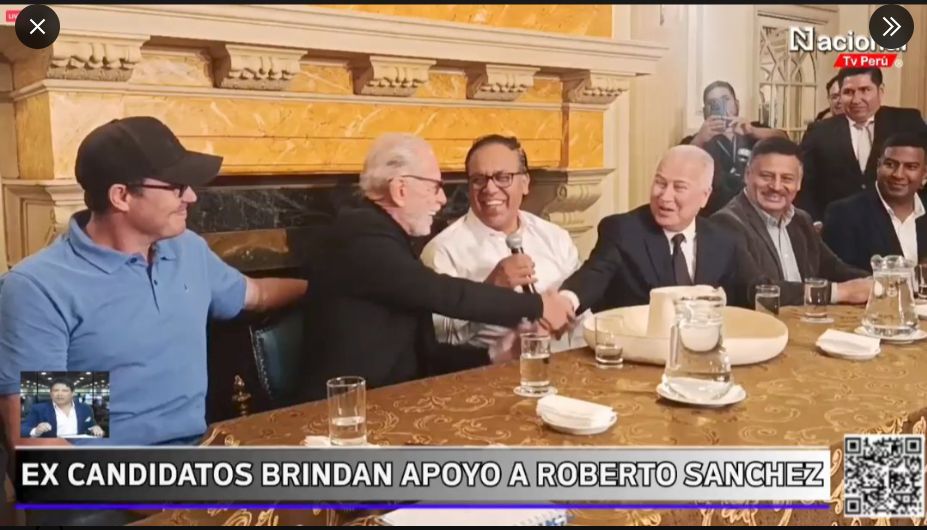 DanteBobadilla's tweet photo. Qué triste acabar como Ricardo Belmont. Él conoció perfectamente lo que fue el terrorismo de la izquierda en los 80. Y hoy le da la mano a un aliado del MRTA y apoya al representande de Sendero Luminoso. Por culpa de esta clase de basuras el Perú puede acabar una vez más gobernado por el senderismo y rumbo a la ruina económica.