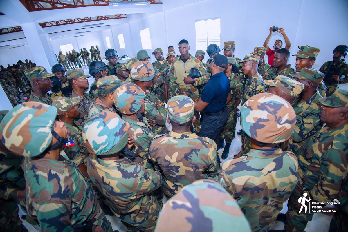 pierrealain59's tweet photo. Ce jeudi, le ministre de la Défense, @Mario_Andresol , a effectué une visite à la base du CORGE/FAD’H au Bicentenaire, à Port-au-Prince, afin d’évaluer les infrastructures de l’unité et d’échanger directement avec les militaires qui y sont affectés. 

Cette démarche de proximité, affirme-t-il, a permis de recueillir leurs préoccupations, de constater leurs conditions de travail et de réaffirmer l’attention portée par les autorités aux besoins des soldats engagés dans l’accomplissement de leur mission.

Poursuivant sa tournée sur le terrain, le ministre s’est également rendu au centre-ville de Port-au-Prince, au contact des militaires déployés, en première ligne, dans les opérations de consolidation. 

Cette visite au plus près des zones d’intervention a permis, selon le ministre, d’apprécier les progrès réalisés dans la reconquête et la sécurisation des espaces stratégiques, tout en saluant la détermination des soldats engagés en première ligne aux côtés des autres forces de sécurité engagés sur le terrain.

#MarcheLongueMedia