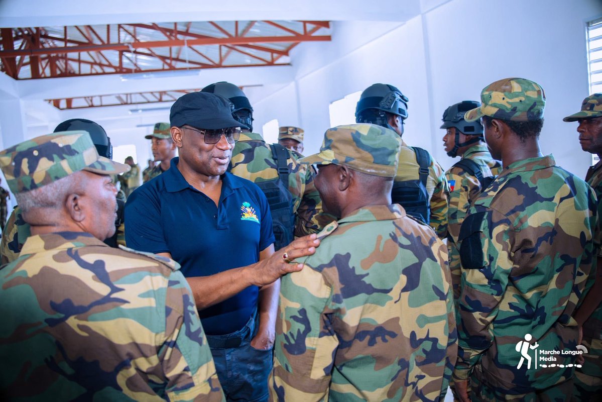 pierrealain59's tweet photo. Ce jeudi, le ministre de la Défense, @Mario_Andresol , a effectué une visite à la base du CORGE/FAD’H au Bicentenaire, à Port-au-Prince, afin d’évaluer les infrastructures de l’unité et d’échanger directement avec les militaires qui y sont affectés. 

Cette démarche de proximité, affirme-t-il, a permis de recueillir leurs préoccupations, de constater leurs conditions de travail et de réaffirmer l’attention portée par les autorités aux besoins des soldats engagés dans l’accomplissement de leur mission.

Poursuivant sa tournée sur le terrain, le ministre s’est également rendu au centre-ville de Port-au-Prince, au contact des militaires déployés, en première ligne, dans les opérations de consolidation. 

Cette visite au plus près des zones d’intervention a permis, selon le ministre, d’apprécier les progrès réalisés dans la reconquête et la sécurisation des espaces stratégiques, tout en saluant la détermination des soldats engagés en première ligne aux côtés des autres forces de sécurité engagés sur le terrain.

#MarcheLongueMedia