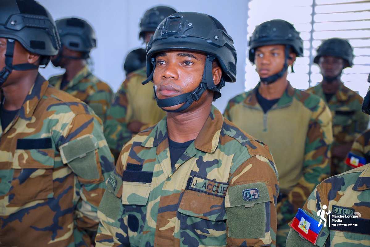 pierrealain59's tweet photo. Ce jeudi, le ministre de la Défense, @Mario_Andresol , a effectué une visite à la base du CORGE/FAD’H au Bicentenaire, à Port-au-Prince, afin d’évaluer les infrastructures de l’unité et d’échanger directement avec les militaires qui y sont affectés. 

Cette démarche de proximité, affirme-t-il, a permis de recueillir leurs préoccupations, de constater leurs conditions de travail et de réaffirmer l’attention portée par les autorités aux besoins des soldats engagés dans l’accomplissement de leur mission.

Poursuivant sa tournée sur le terrain, le ministre s’est également rendu au centre-ville de Port-au-Prince, au contact des militaires déployés, en première ligne, dans les opérations de consolidation. 

Cette visite au plus près des zones d’intervention a permis, selon le ministre, d’apprécier les progrès réalisés dans la reconquête et la sécurisation des espaces stratégiques, tout en saluant la détermination des soldats engagés en première ligne aux côtés des autres forces de sécurité engagés sur le terrain.

#MarcheLongueMedia