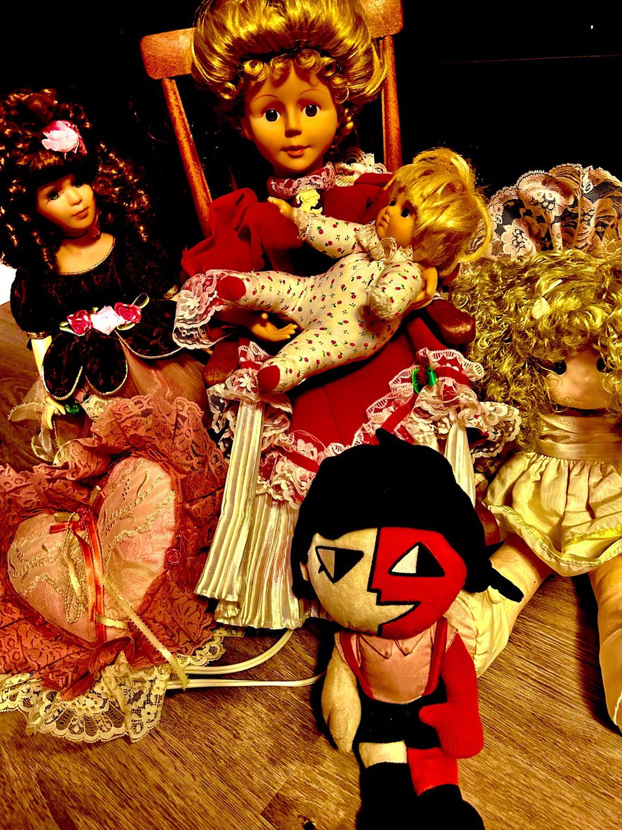 VisceraStar's tweet photo. ena with the porcelain dolls (and a bear) https://t.co/pTwndMBsXk