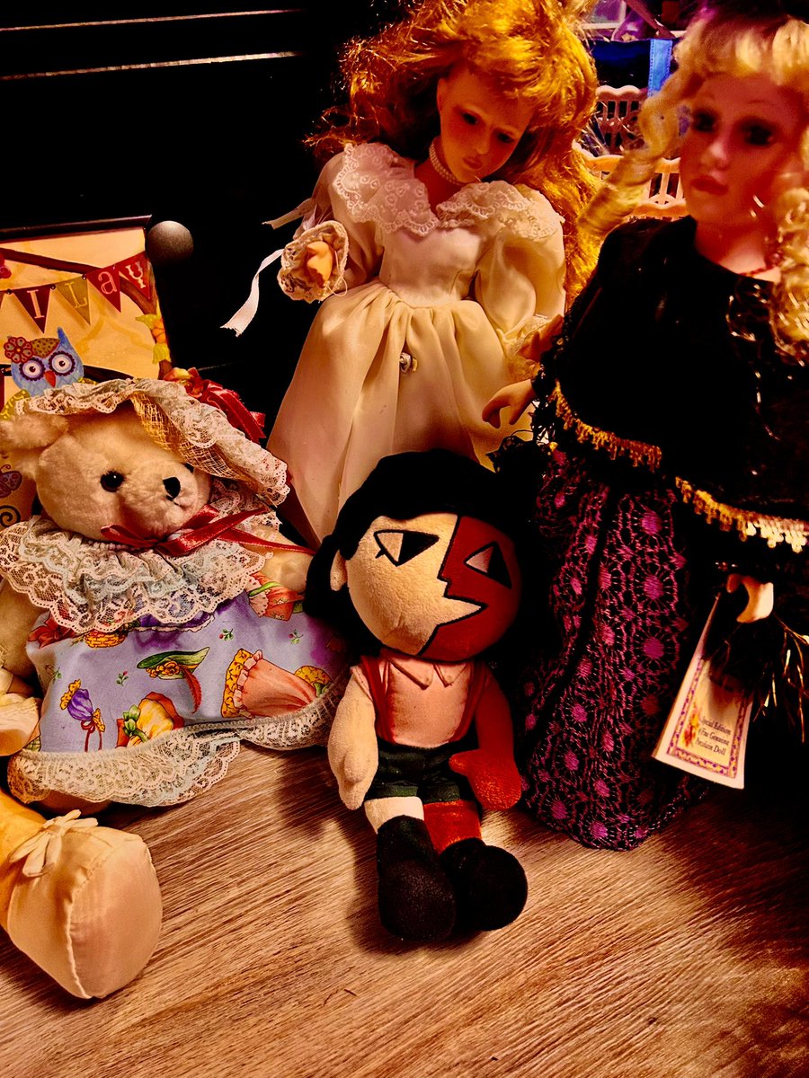 VisceraStar's tweet photo. ena with the porcelain dolls (and a bear) https://t.co/pTwndMBsXk