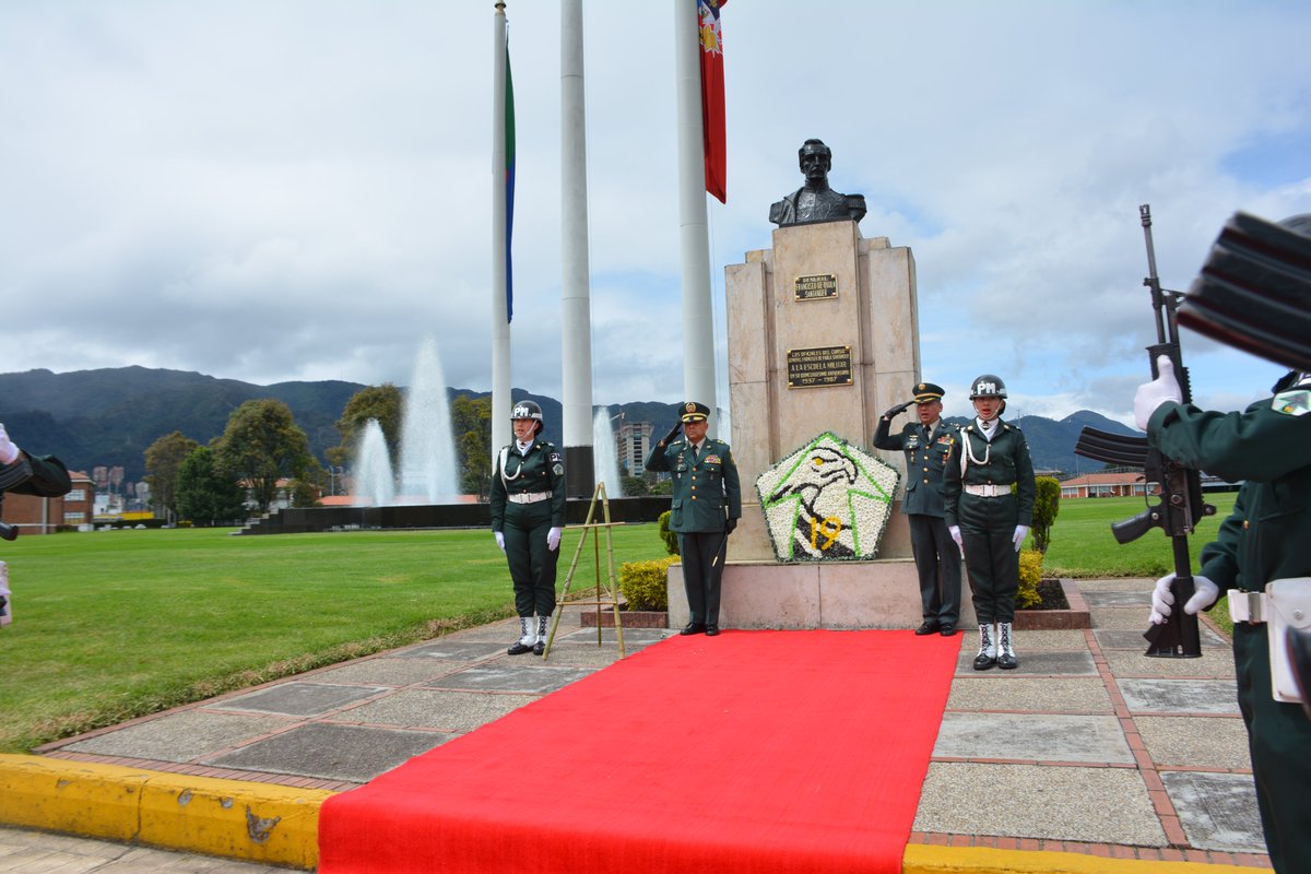 ESMIC_EJC's tweet photo. 🏛️🇨🇴 Cada espacio de la #ESMIC guarda una historia, una tradición y un propósito.

Sus aulas, plazas, monumentos y escenarios de formación han sido testigos del crecimiento de generaciones de líderes que han dedicado su vida al servicio de Colombia. Más que lugares físicos, son símbolos de disciplina, conocimiento, honor y compromiso con la patria.

Recorrer estos espacios emblemáticos es reconocer el legado de una institución que continúa formando a los oficiales del Ejército Nacional con excelencia y vocación de servicio.