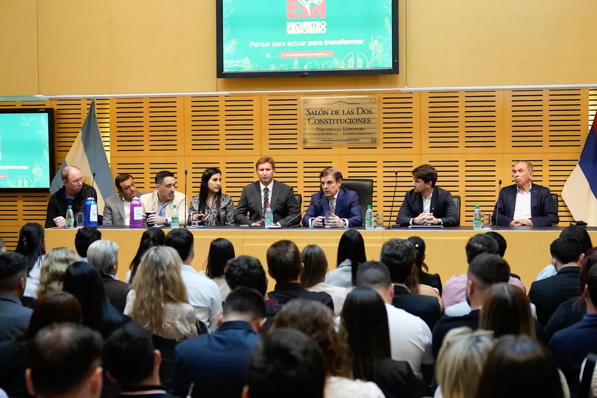 ing_sebamacias's tweet photo. #RepuestasConcretas | El Estado hay que simplificarlo y dotarlo de tecnología para ser más eficiente. Hoy avanzamos con el proyecto LEY DE SISTEMA PROV. DE TRAZABILIDAD DIGITAL DE LA YERBA MATE.

Autoría del Diputado @rovira_carlos y acompañamiento del bloque Encuentro Misionero https://t.co/WqiEOd2TIk