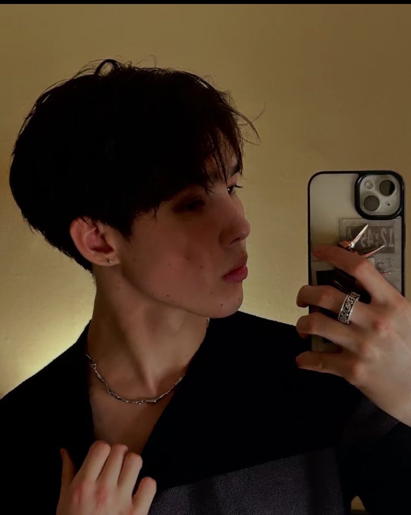 Andrsn_0817's tweet photo. I love his bleached blonde, but…
black hair also really suits him 😩

#Anderson #앤더슨 #wayfboys https://t.co/rOBY6JdfVt