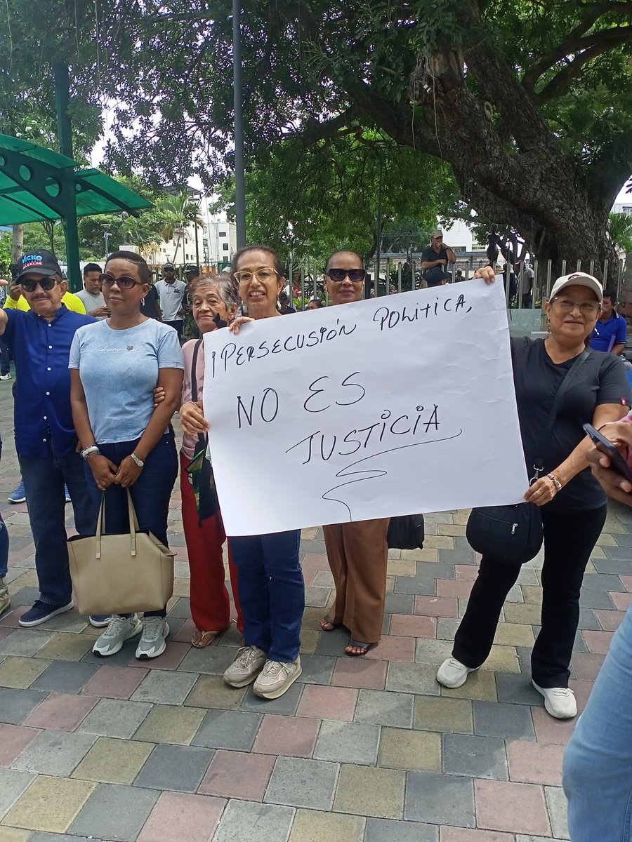 TeodoraLibia's tweet photo. En Esmeraldas dictan medidas cautelares contra el Alcalde que va a la reelección, y que le hace frente a la candidata de ADN. Protestamos y analizamos la situación en nuestra reunión semanal, con indignación decimos #BastaPersecuciónPolítica #LibertadPresosPolíticos https://t.co/seMdXq7mUz