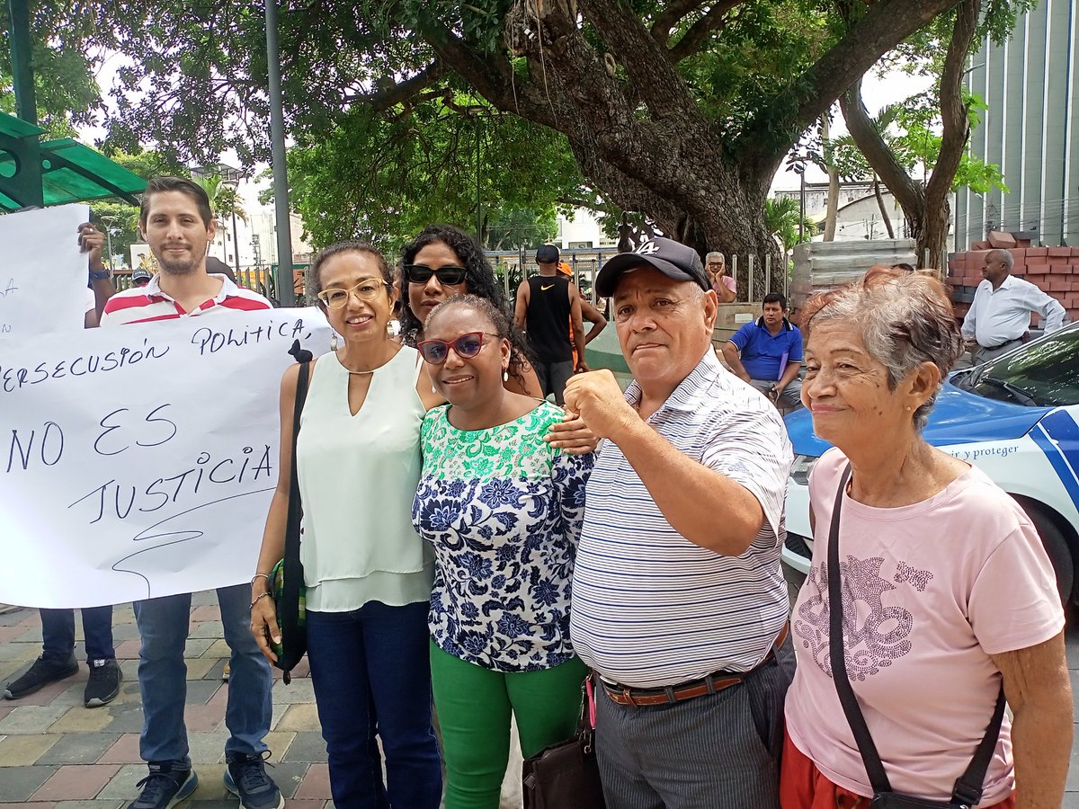 TeodoraLibia's tweet photo. En Esmeraldas dictan medidas cautelares contra el Alcalde que va a la reelección, y que le hace frente a la candidata de ADN. Protestamos y analizamos la situación en nuestra reunión semanal, con indignación decimos #BastaPersecuciónPolítica #LibertadPresosPolíticos https://t.co/seMdXq7mUz