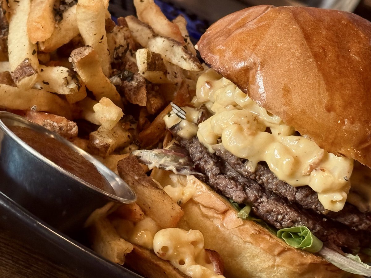ProfOzzy's tweet photo. The mac&amp;cheese burger special at Silver Queen Cafe is 🔥🔥🔥 https://t.co/6jOPJA88dk