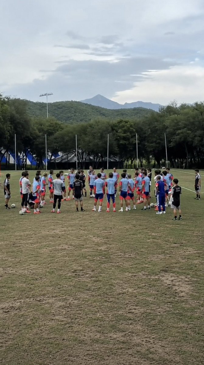 laserdnahuel's tweet photo. Se me hace que los japoneses si se van a ir de México.

Así luce su primer entrenamiento en el Barrial. Papelón de Rayados en darles la peor cancha. https://t.co/ZGkrU72S10