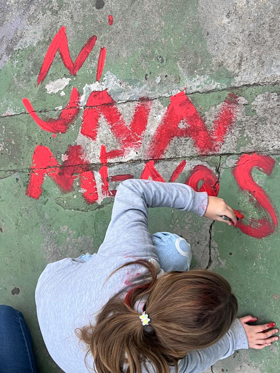 agevaperonof's tweet photo. A 11 años del primer Ni una Menos junto a compañerxs de otras organizaciones, instituciones y vecinxs de Wilde realizamos una jornada de visibilización contra la violencia de género porque cada 31 hs un varón se convierte en femicida en nuestro país.

Pintamos un banquito rojo 👇 https://t.co/tVaeO4sIzL