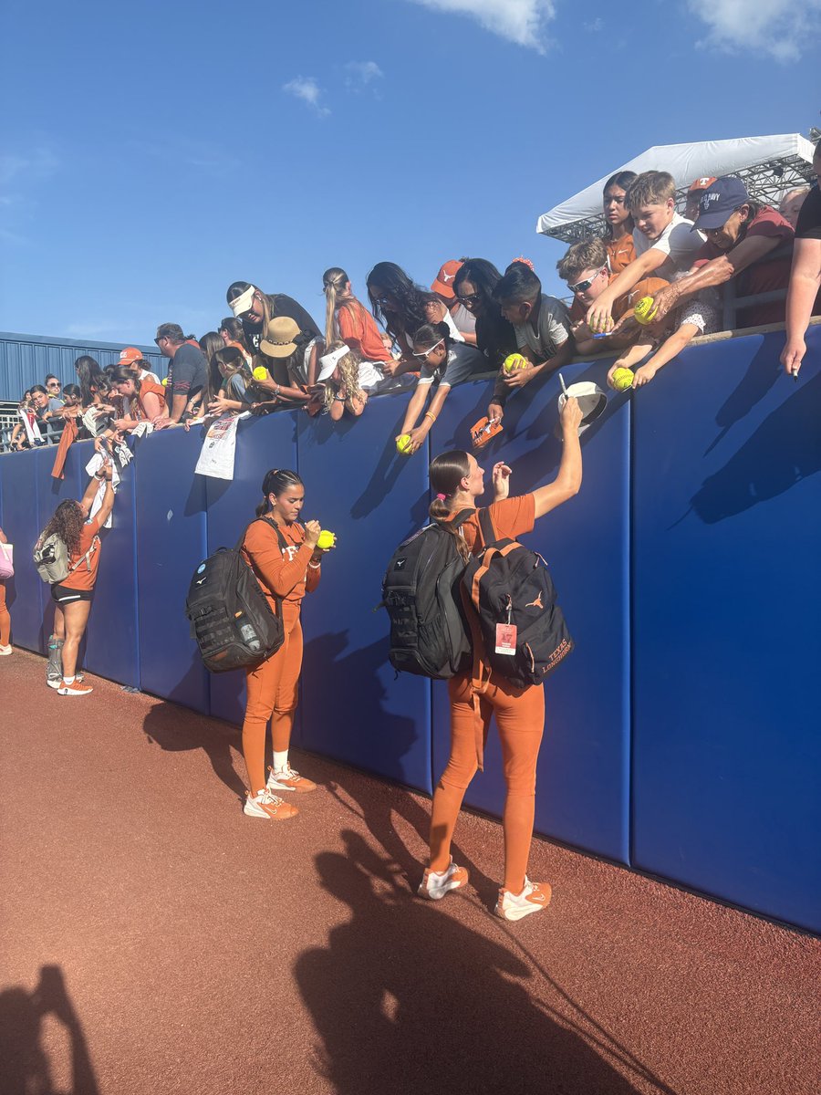 PaigeTexas06's tweet photo. Pitchers Citlaly Gutierrez and Teagan Kavan have arrived. #WCWS https://t.co/L31l3uZvC7