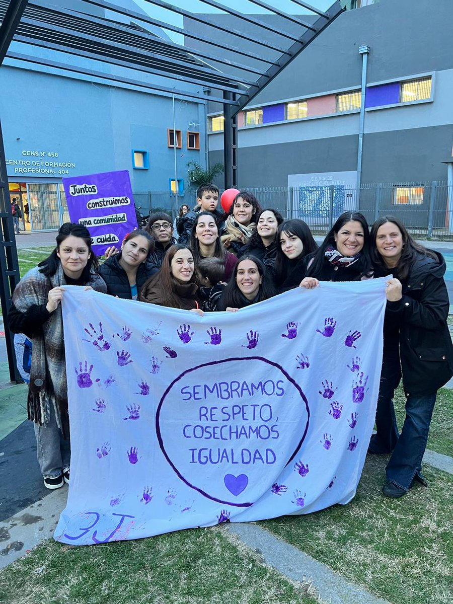 agevaperonof's tweet photo. En memoria de las mujeres asesinadas ,leímos poesía, cantamos y reflexionamos colectivamente.

Porque nos faltan las pibas que son abusadas y asesinadas 
Porque la desigualdad de genero sigue siendo lo normal.

Ni una menos! Una vez más y siempre hasta que haya justicia TODAS https://t.co/5JDpiL2crI