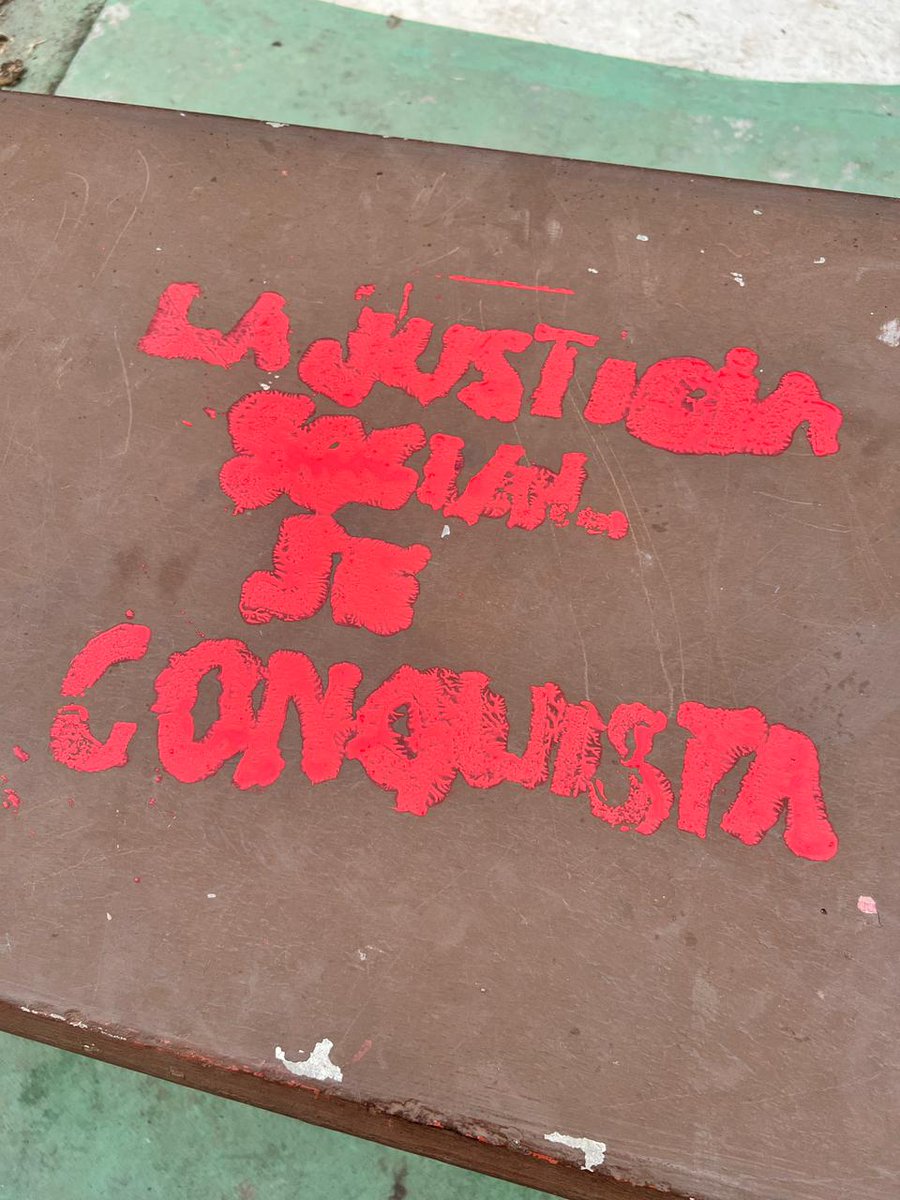 agevaperonof's tweet photo. En memoria de las mujeres asesinadas ,leímos poesía, cantamos y reflexionamos colectivamente.

Porque nos faltan las pibas que son abusadas y asesinadas 
Porque la desigualdad de genero sigue siendo lo normal.

Ni una menos! Una vez más y siempre hasta que haya justicia TODAS https://t.co/5JDpiL2crI