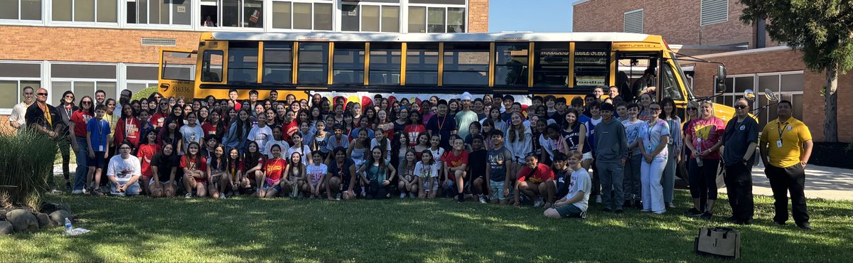 _CrystalMello's tweet photo. 🚌❤️ What an amazing day at our annual Stuff a Bus event! Our school community came together to donate essential items to the Ronald McDonald House to help families with children during extended hospital stays. So proud of our generous community! @kristenny12 @emeadowschools https://t.co/zPsAa8rPE6