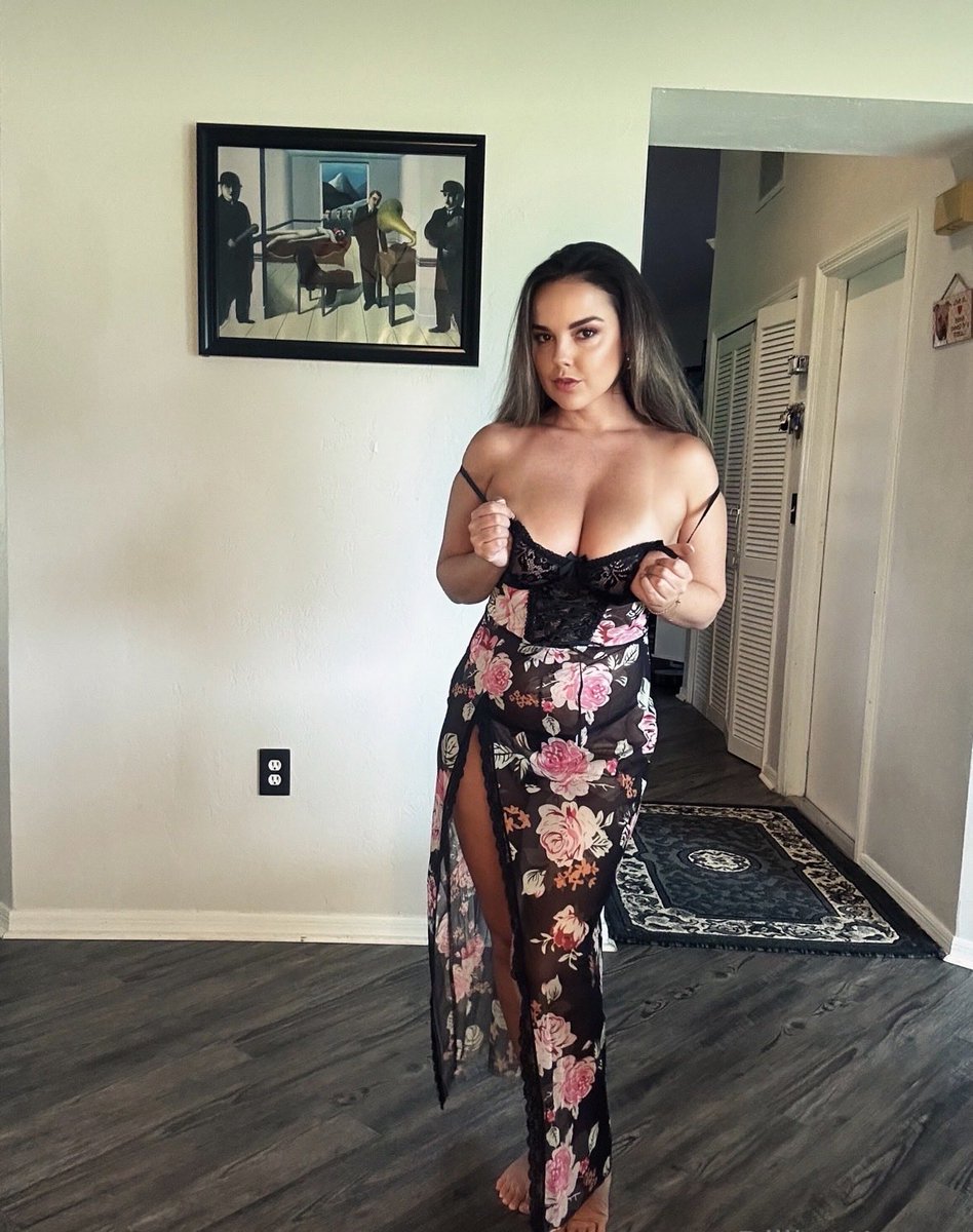 swbuckeye45's tweet photo. Perfect throwbacks to a year ago of two of @DillionHarper best works. So blessed to be one of her Dillionaires and show up to support her and show love! Stay strong and amazing Dillion alway 💕🫶😘 https://t.co/AlFisn2J8h