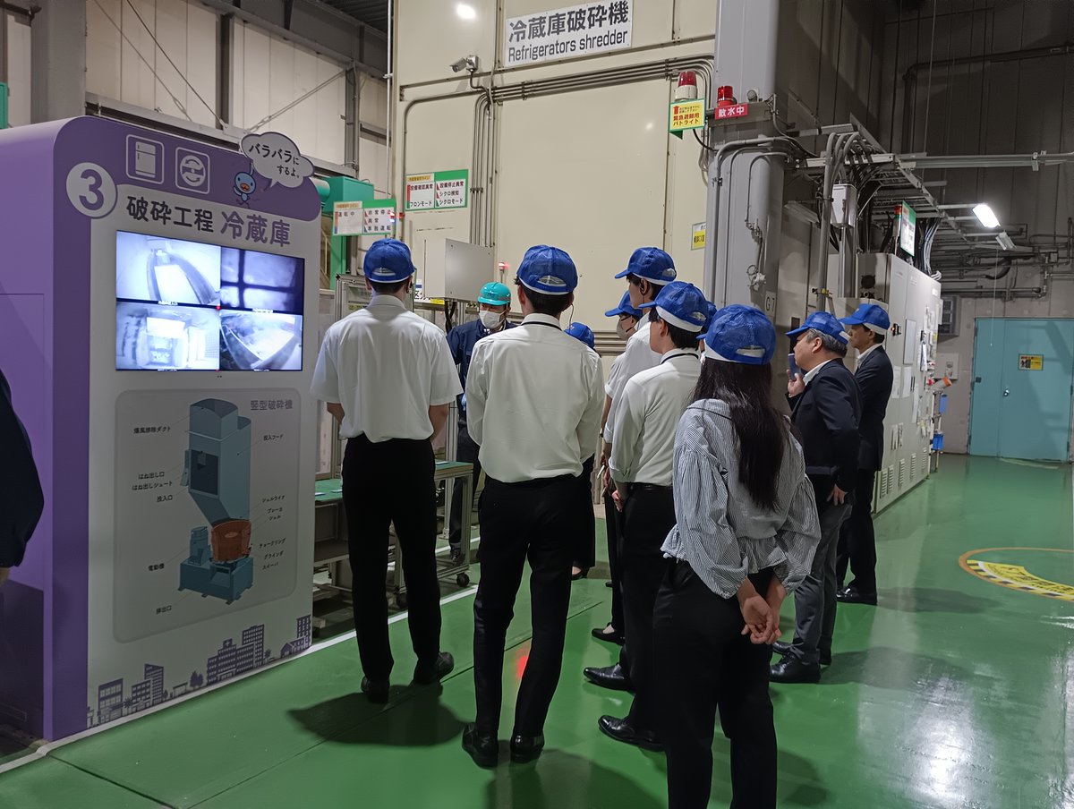 HCS_1998's tweet photo. 6/2(火)、㈱三菱電機ライフネットワークの今年度新入社員8名の皆様に当社工場を視察頂きました。今回は研修の一環としての視察との事で、本当にありがとうございました。今後の皆様の活躍を応援しています!
#家電リサイクル
#新入社員研修 https://t.co/ZfAzSdalcc