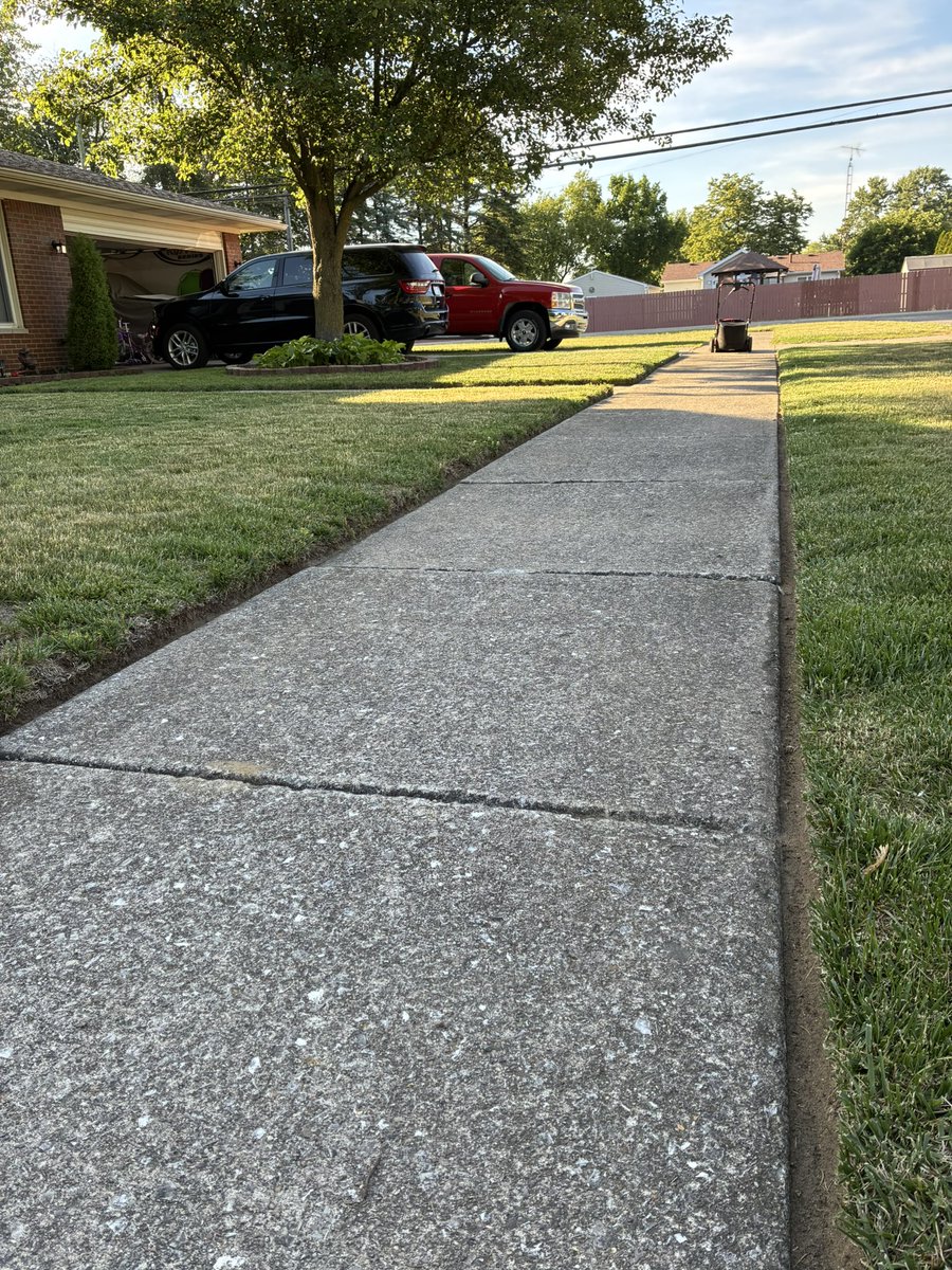 jayvick187's tweet photo. Just took a little off the top this evening. SE Michigan needs rain bad, the lawn is fading and the water bill is rising. Cheers to H20 and @TroyBilt for getting me through. @OutKickTNML #TNML @JoeKinseyexp https://t.co/fppug4sseV