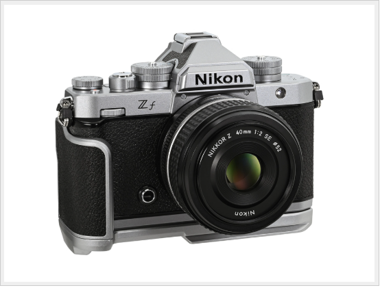 OpticaFija's tweet photo. Se ha lanzado un nuevo modelo de color para la empuñadura, diseñada específicamente para la cámara sin espejo de fotograma completo de 35 mm "Zf". Conservando el diseño icónico de la Zf, mejora el agarre. La superficie utiliza el mismo cuero sintético que el cuerpo de la cámara https://t.co/SfSMjchont