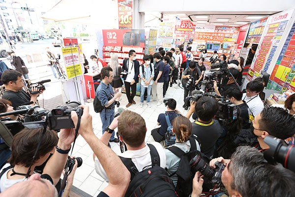 NDW_info's tweet photo. Nintendo Switch 2 発売1周年!!

あの日の興奮を思い出しますね。
発売日のようすを取材した、こちらの記事も
どうぞご覧ください。👑
▶︎ https://t.co/1ovzSPTcwC https://t.co/Bw0IEPczbr