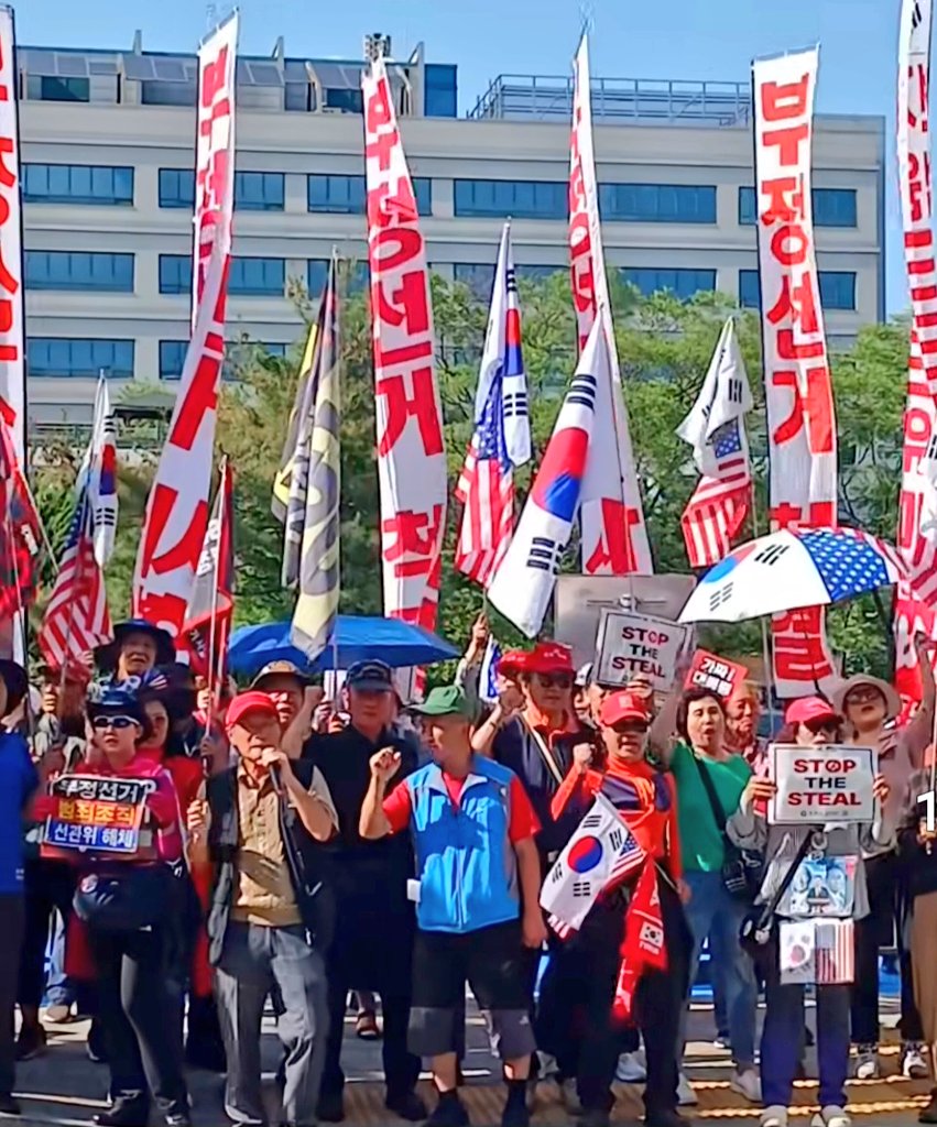 domach1972's tweet photo. 부재자 投票를 바꿔치기해 부정선거를 획책한다는 疑惑도 풀리지 않았는데,이번에 상상도못한 用紙부족에 有權者들이 뒤돌아가니,도데체 어떤者가 이따위 얄팍한 술책을 내놨는지,노태악 辭退로 해결될수없다.이것은 헌정파괴고 헌법침탈이다.司法기관이라며 감사원 監査도 거부했던 선관위,解體시켜라 https://t.co/Ze9tsUGTS5