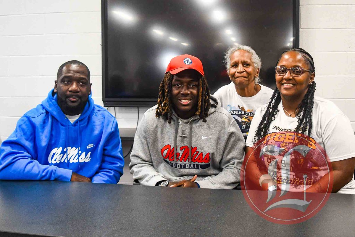 lamontep81's tweet photo. @OleMissFB @CoachGolding thanks for opportunity you gave to my nephew @jculpepperk. My sister @Charitaparham19 smiling to hard 😆.  My mom in the back she going turn Ole miss out so hope yall ready #family #olemiss https://t.co/7mlAdU3bT7